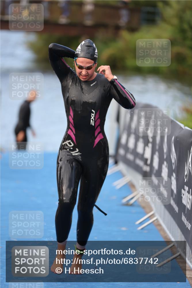 25.08.2024 - Elbe Triathlon Hamburg H.Heesch http://msf.ph/oto/6837742 25.08.2024 08:39:05 Schwimmen 66, 101, 111 meine-sportfotos.de
