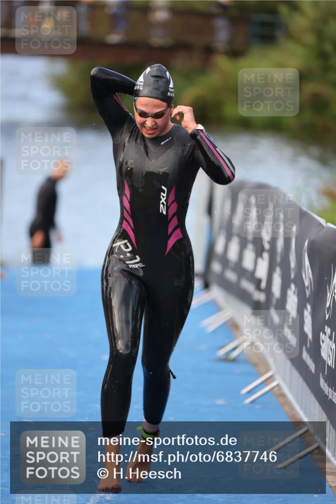 25.08.2024 - Elbe Triathlon Hamburg H.Heesch http://msf.ph/oto/6837746 25.08.2024 08:39:05 Schwimmen 66, 101, 111 meine-sportfotos.de