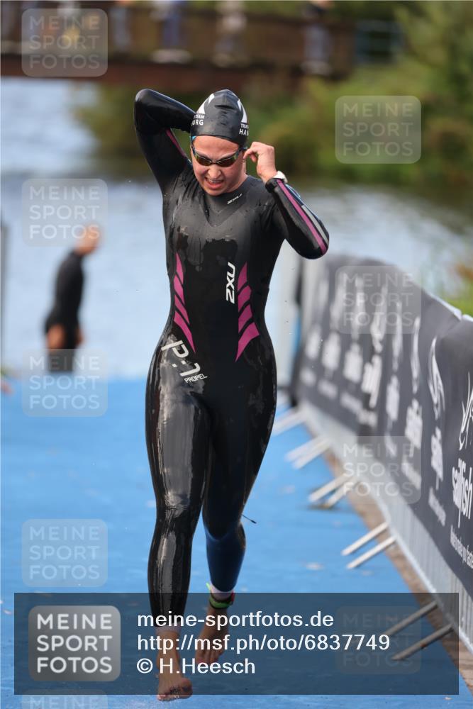 25.08.2024 - Elbe Triathlon Hamburg H.Heesch http://msf.ph/oto/6837749 25.08.2024 08:39:05 Schwimmen 66, 101, 111 meine-sportfotos.de