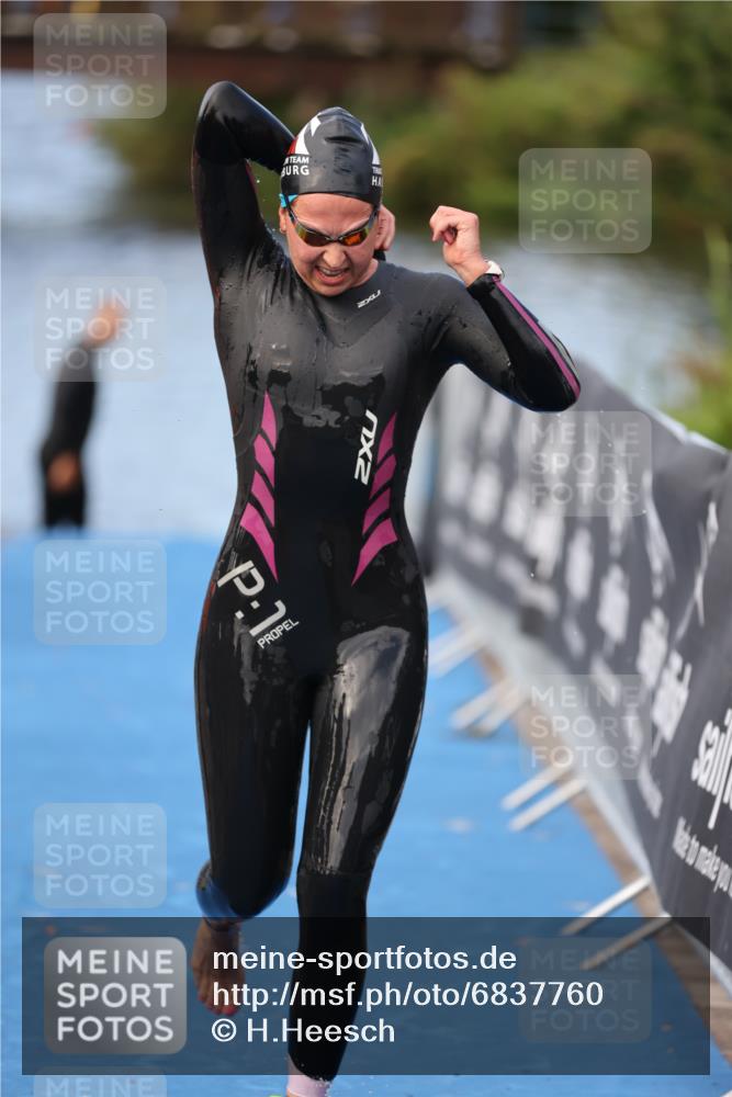 25.08.2024 - Elbe Triathlon Hamburg H.Heesch http://msf.ph/oto/6837760 25.08.2024 08:39:06 Schwimmen 66, 101, 111 meine-sportfotos.de