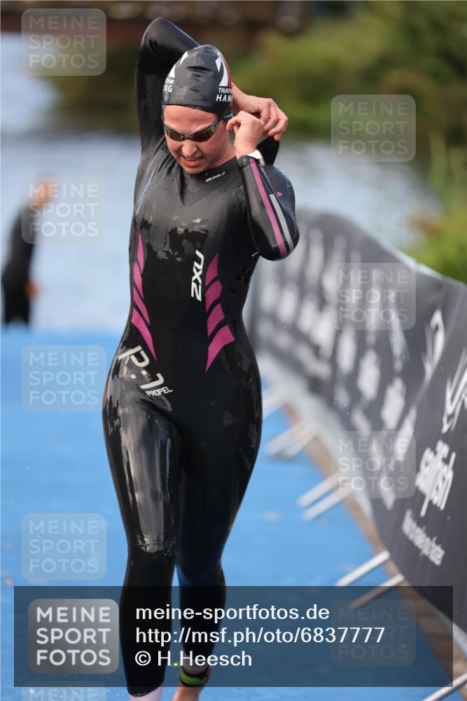 25.08.2024 - Elbe Triathlon Hamburg H.Heesch http://msf.ph/oto/6837777 25.08.2024 08:39:06 Schwimmen 66, 101, 111 meine-sportfotos.de