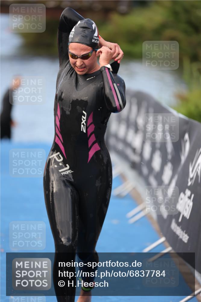 25.08.2024 - Elbe Triathlon Hamburg H.Heesch http://msf.ph/oto/6837784 25.08.2024 08:39:06 Schwimmen 66, 101, 111 meine-sportfotos.de