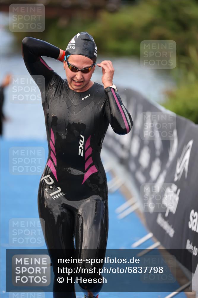 25.08.2024 - Elbe Triathlon Hamburg H.Heesch http://msf.ph/oto/6837798 25.08.2024 08:39:06 Schwimmen 66, 101, 111 meine-sportfotos.de