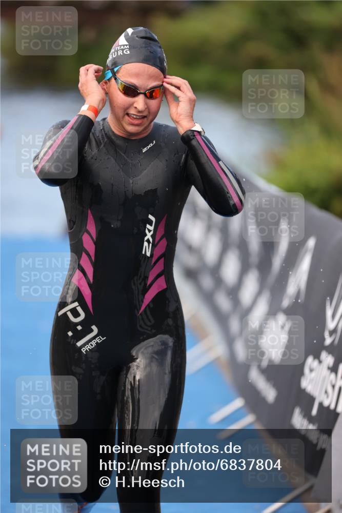 25.08.2024 - Elbe Triathlon Hamburg H.Heesch http://msf.ph/oto/6837804 25.08.2024 08:39:06 Schwimmen 66, 101, 111 meine-sportfotos.de