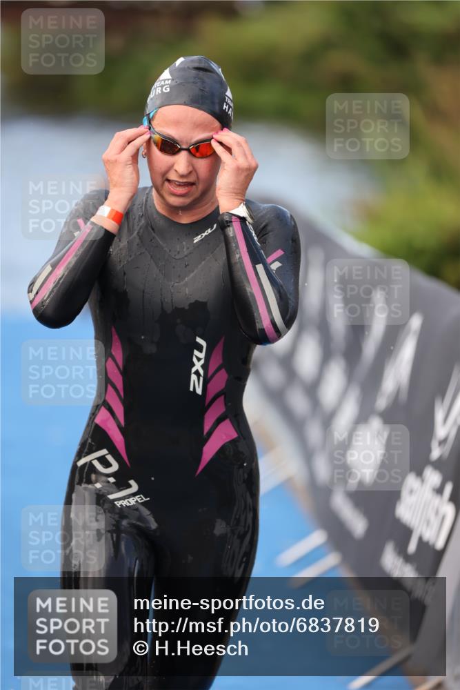 25.08.2024 - Elbe Triathlon Hamburg H.Heesch http://msf.ph/oto/6837819 25.08.2024 08:39:07 Schwimmen 66, 101, 111 meine-sportfotos.de