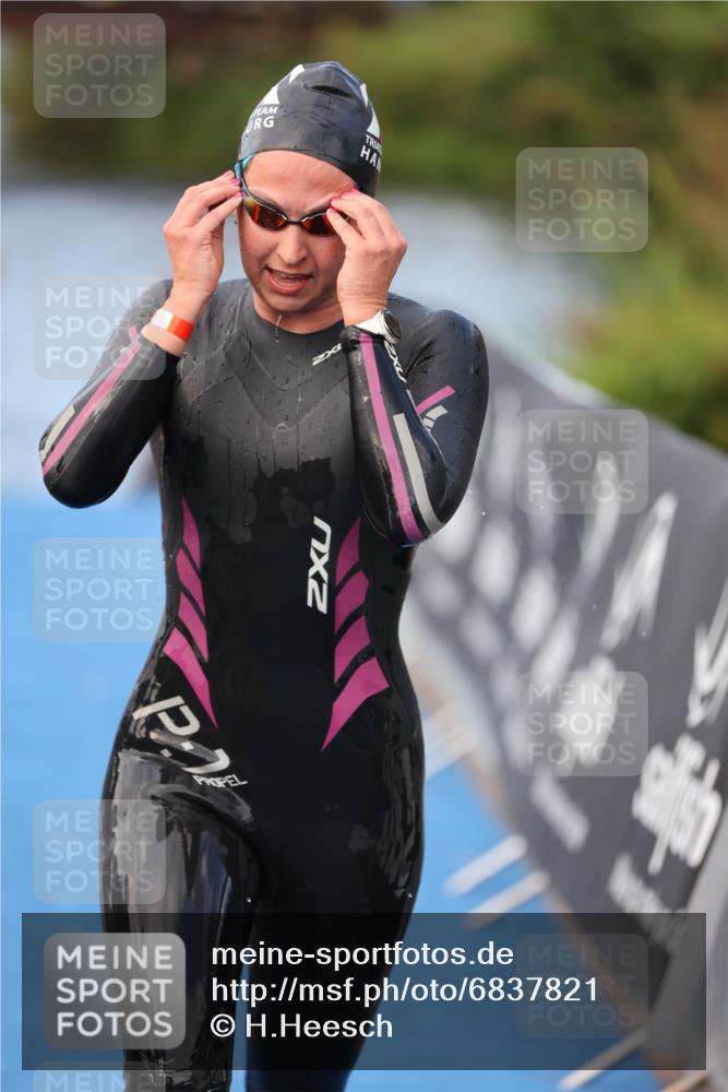 25.08.2024 - Elbe Triathlon Hamburg H.Heesch http://msf.ph/oto/6837821 25.08.2024 08:39:07 Schwimmen 66, 101, 111 meine-sportfotos.de