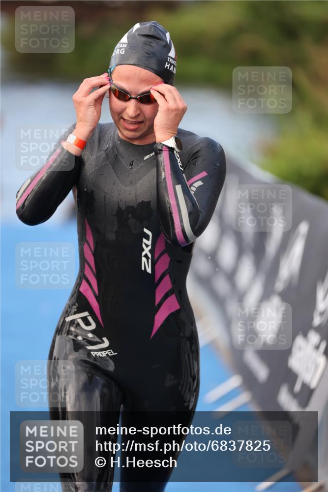 25.08.2024 - Elbe Triathlon Hamburg H.Heesch http://msf.ph/oto/6837825 25.08.2024 08:39:07 Schwimmen 66, 101, 111 meine-sportfotos.de