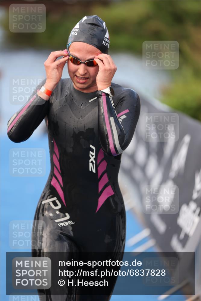 25.08.2024 - Elbe Triathlon Hamburg H.Heesch http://msf.ph/oto/6837828 25.08.2024 08:39:07 Schwimmen 66, 101, 111 meine-sportfotos.de