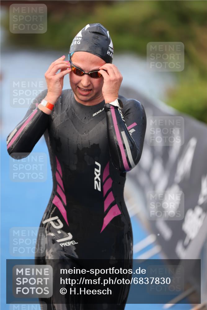 25.08.2024 - Elbe Triathlon Hamburg H.Heesch http://msf.ph/oto/6837830 25.08.2024 08:39:07 Schwimmen 66, 101, 111 meine-sportfotos.de