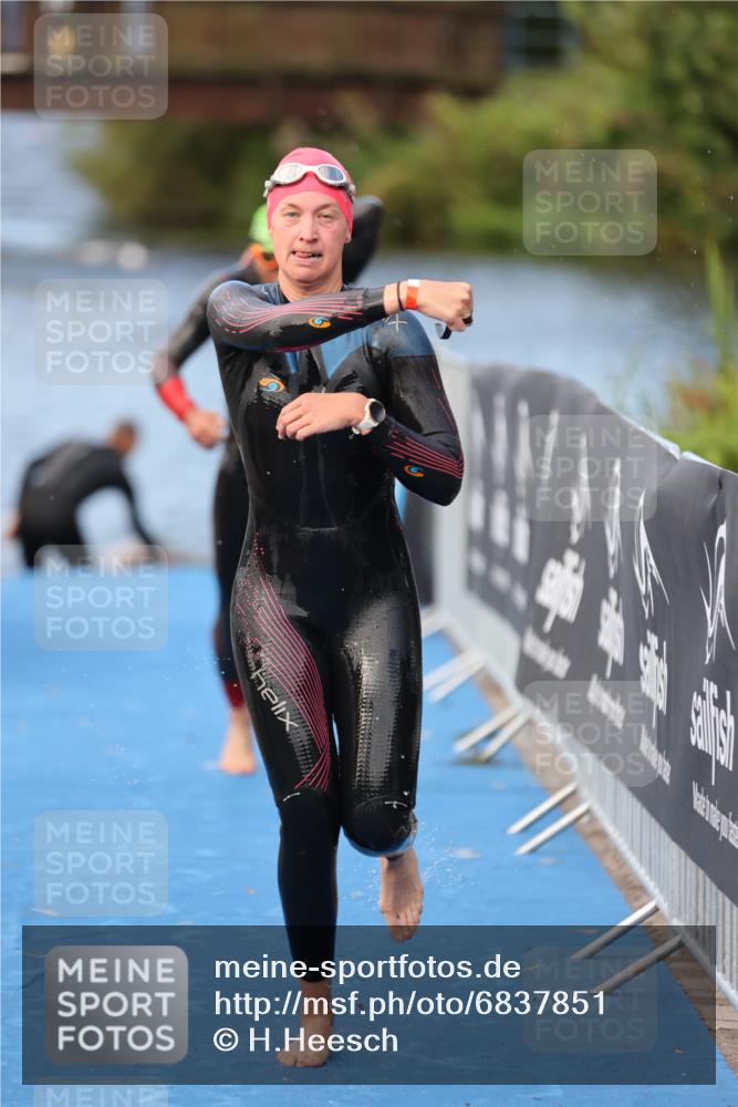 25.08.2024 - Elbe Triathlon Hamburg H.Heesch http://msf.ph/oto/6837851 25.08.2024 08:40:35 Schwimmen 62, 73, 107 meine-sportfotos.de