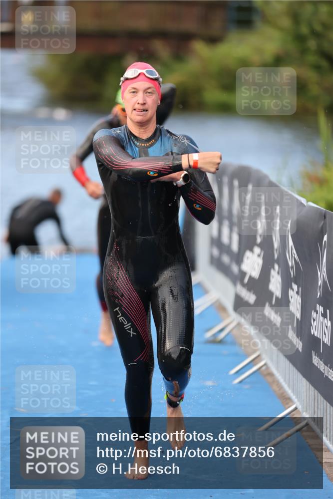 25.08.2024 - Elbe Triathlon Hamburg H.Heesch http://msf.ph/oto/6837856 25.08.2024 08:40:35 Schwimmen 62, 73, 107 meine-sportfotos.de