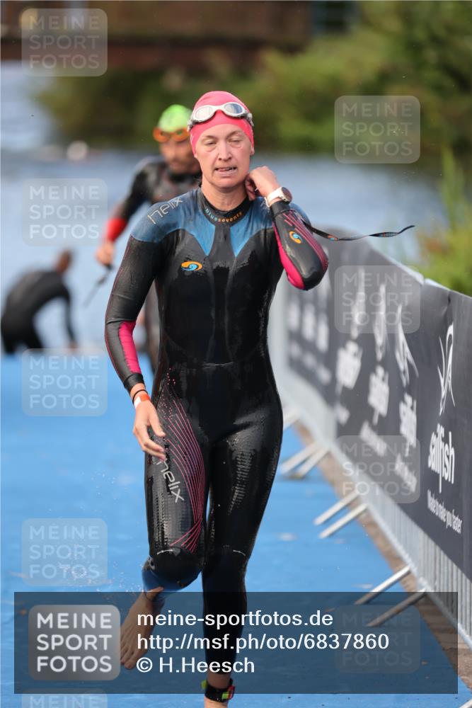 25.08.2024 - Elbe Triathlon Hamburg H.Heesch http://msf.ph/oto/6837860 25.08.2024 08:40:35 Schwimmen 62, 73, 107 meine-sportfotos.de