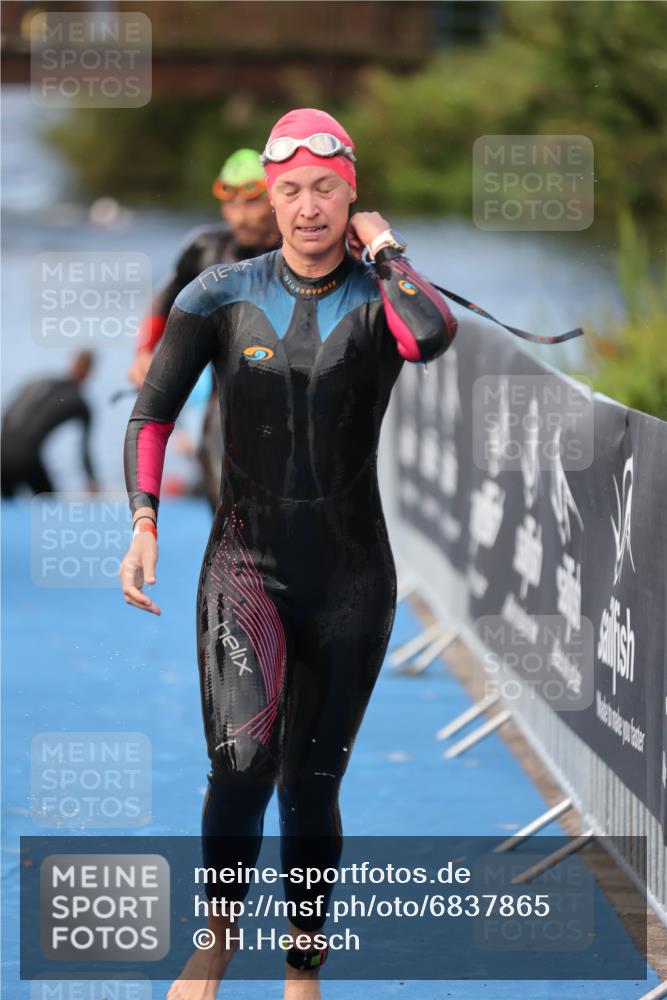 25.08.2024 - Elbe Triathlon Hamburg H.Heesch http://msf.ph/oto/6837865 25.08.2024 08:40:35 Schwimmen 62, 73, 107 meine-sportfotos.de