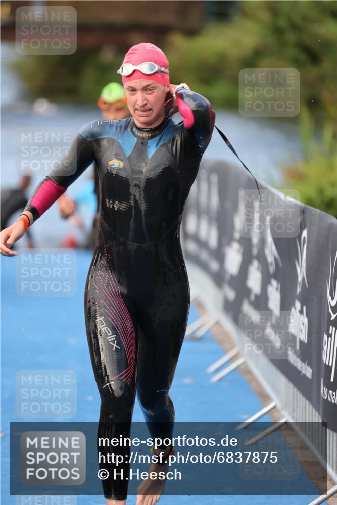 25.08.2024 - Elbe Triathlon Hamburg H.Heesch http://msf.ph/oto/6837875 25.08.2024 08:40:35 Schwimmen 62, 73, 107 meine-sportfotos.de