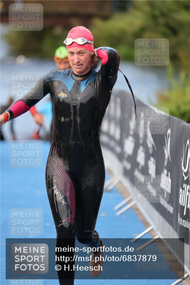 25.08.2024 - Elbe Triathlon Hamburg H.Heesch http://msf.ph/oto/6837879 25.08.2024 08:40:35 Schwimmen 62, 73, 107 meine-sportfotos.de