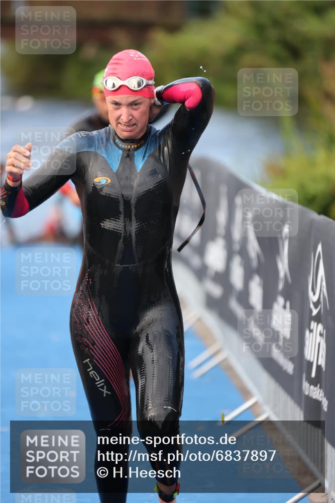 25.08.2024 - Elbe Triathlon Hamburg H.Heesch http://msf.ph/oto/6837897 25.08.2024 08:40:35 Schwimmen 62, 73, 107 meine-sportfotos.de
