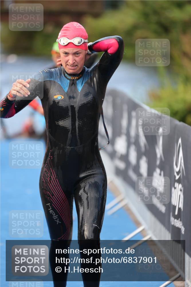 25.08.2024 - Elbe Triathlon Hamburg H.Heesch http://msf.ph/oto/6837901 25.08.2024 08:40:35 Schwimmen 62, 73, 107 meine-sportfotos.de