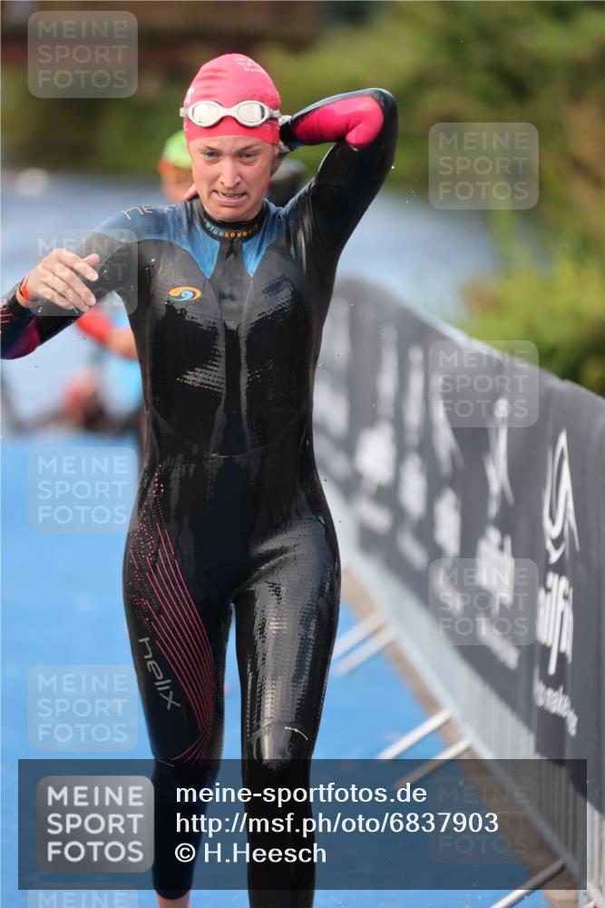 25.08.2024 - Elbe Triathlon Hamburg H.Heesch http://msf.ph/oto/6837903 25.08.2024 08:40:35 Schwimmen 62, 73, 107 meine-sportfotos.de