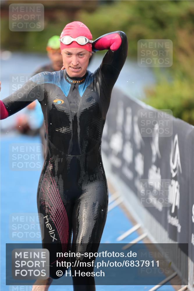 25.08.2024 - Elbe Triathlon Hamburg H.Heesch http://msf.ph/oto/6837911 25.08.2024 08:40:36 Schwimmen 62, 73, 107 meine-sportfotos.de