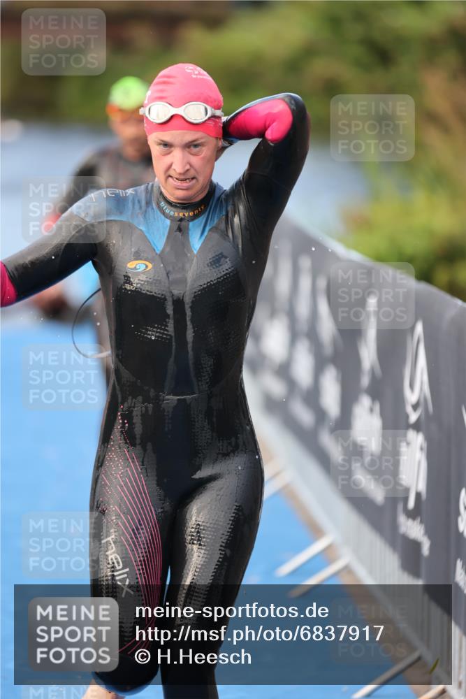 25.08.2024 - Elbe Triathlon Hamburg H.Heesch http://msf.ph/oto/6837917 25.08.2024 08:40:36 Schwimmen 62, 73, 107 meine-sportfotos.de