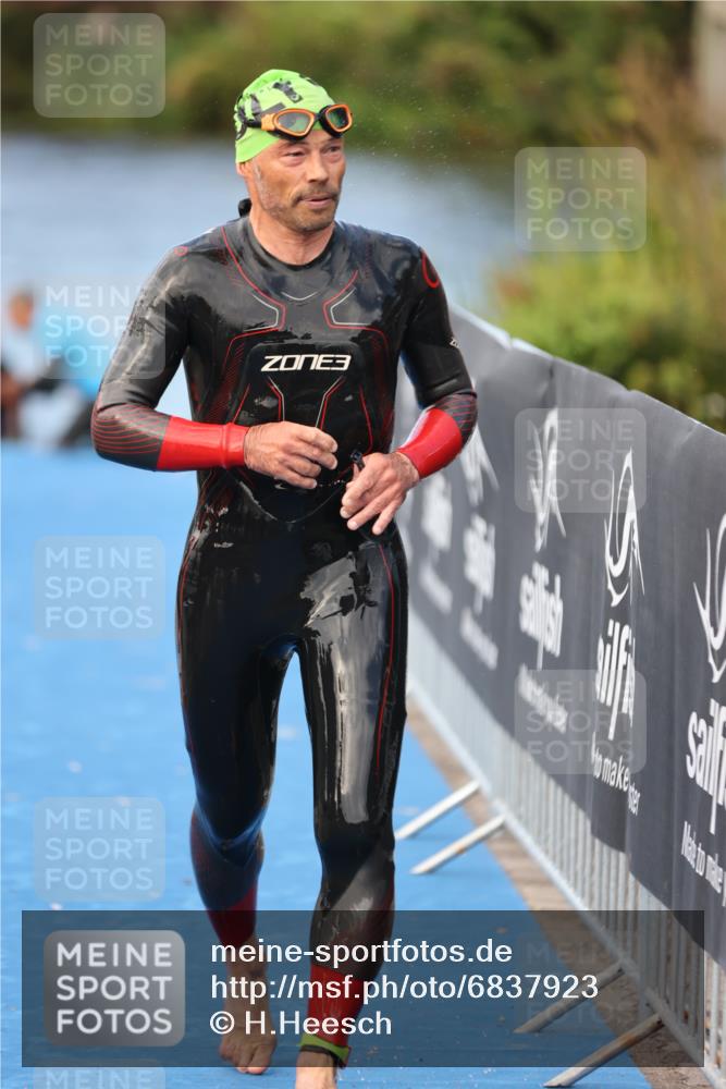25.08.2024 - Elbe Triathlon Hamburg H.Heesch http://msf.ph/oto/6837923 25.08.2024 08:40:37 Schwimmen 62, 73, 107 meine-sportfotos.de