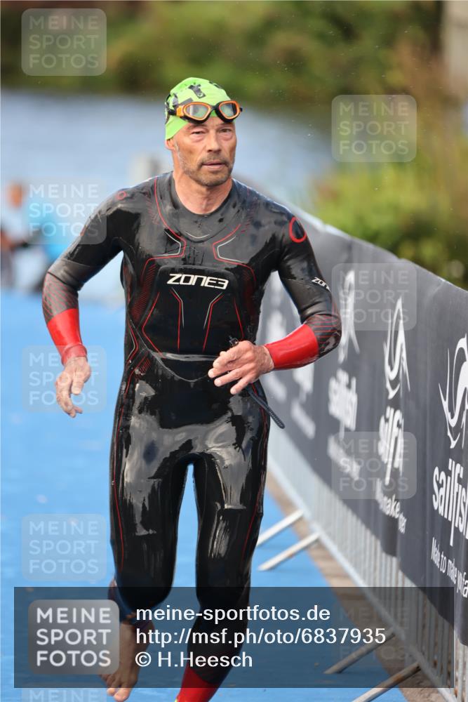 25.08.2024 - Elbe Triathlon Hamburg H.Heesch http://msf.ph/oto/6837935 25.08.2024 08:40:37 Schwimmen 62, 73, 107 meine-sportfotos.de