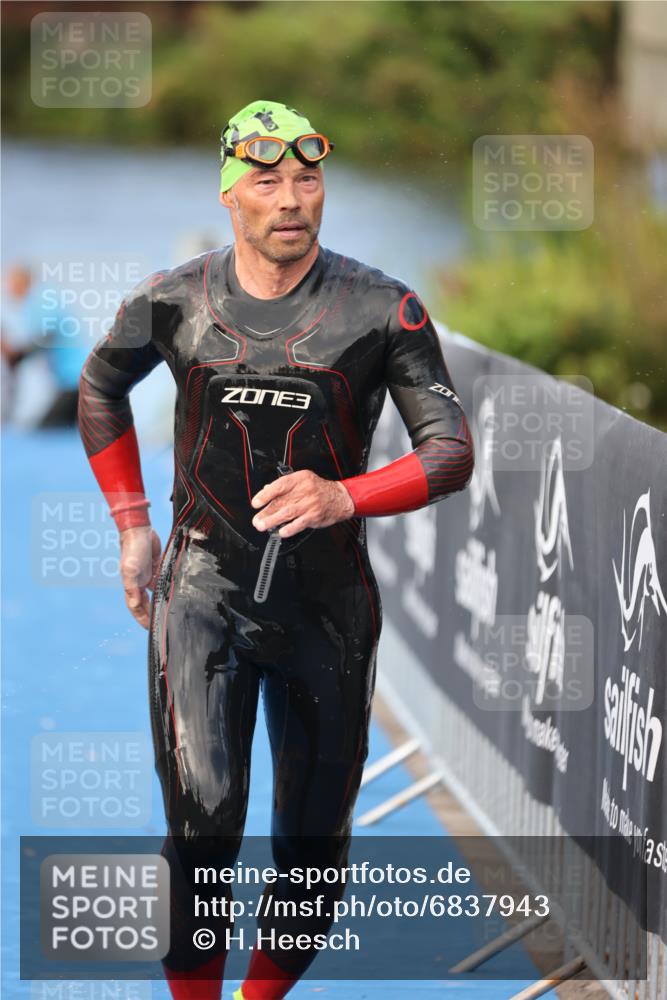 25.08.2024 - Elbe Triathlon Hamburg H.Heesch http://msf.ph/oto/6837943 25.08.2024 08:40:37 Schwimmen 62, 73, 107 meine-sportfotos.de