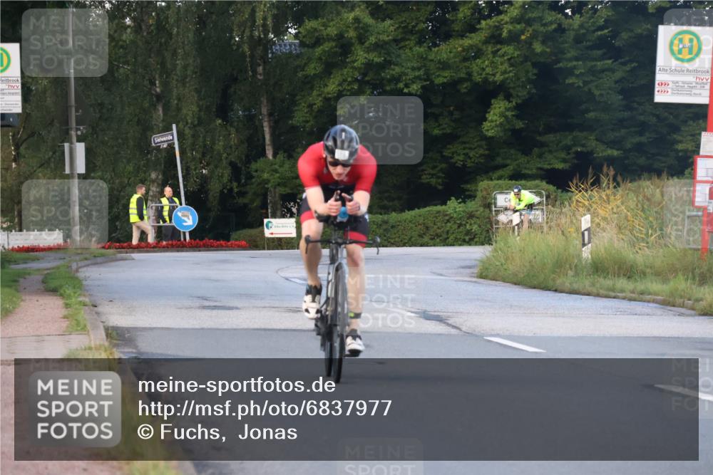 25.08.2024 - Elbe Triathlon Hamburg Fuchs,  Jonas http://msf.ph/oto/6837977 25.08.2024 08:52:43 Radfahren 71, 176, 79 meine-sportfotos.de