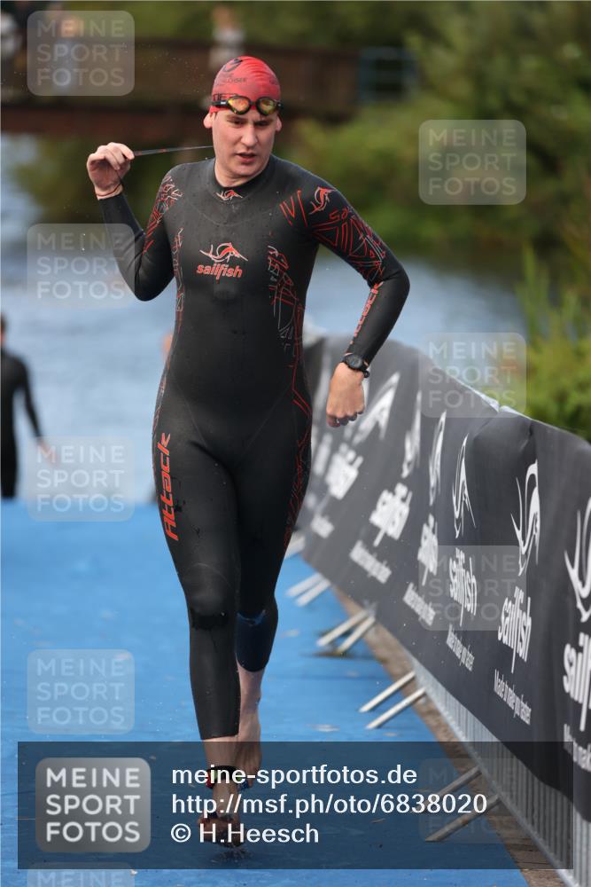 25.08.2024 - Elbe Triathlon Hamburg H.Heesch http://msf.ph/oto/6838020 25.08.2024 08:40:46 Schwimmen 62, 73, 107 meine-sportfotos.de