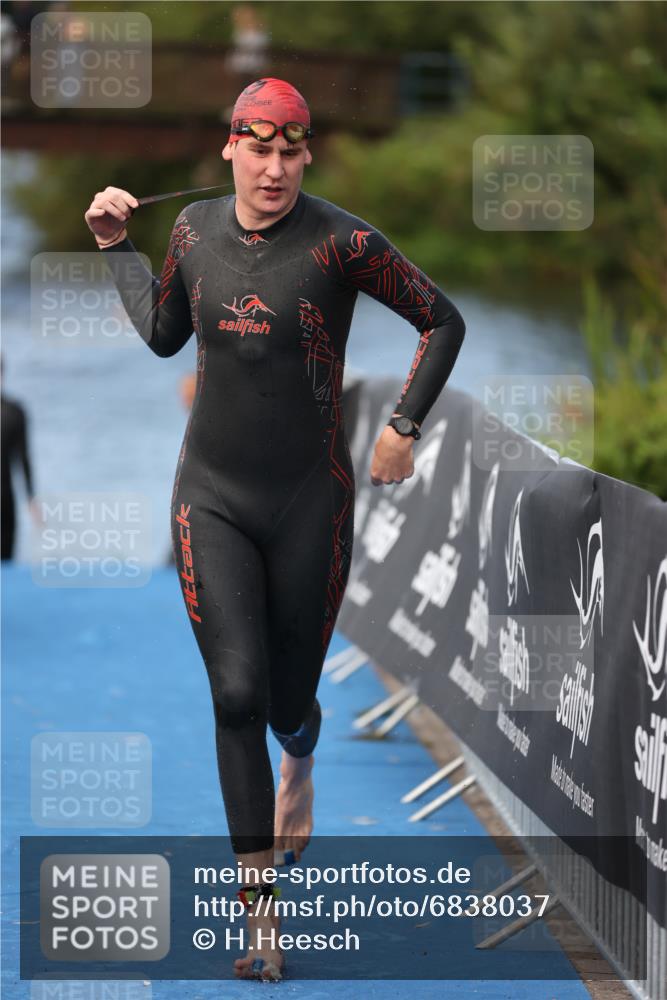 25.08.2024 - Elbe Triathlon Hamburg H.Heesch http://msf.ph/oto/6838037 25.08.2024 08:40:46 Schwimmen 62, 73, 107 meine-sportfotos.de