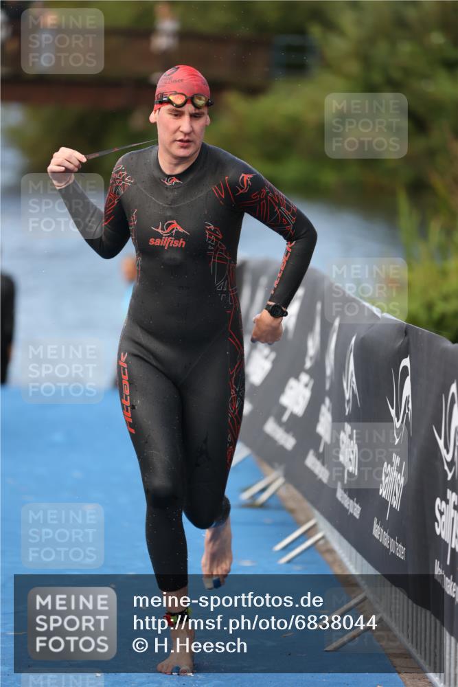 25.08.2024 - Elbe Triathlon Hamburg H.Heesch http://msf.ph/oto/6838044 25.08.2024 08:40:46 Schwimmen 62, 73, 107 meine-sportfotos.de