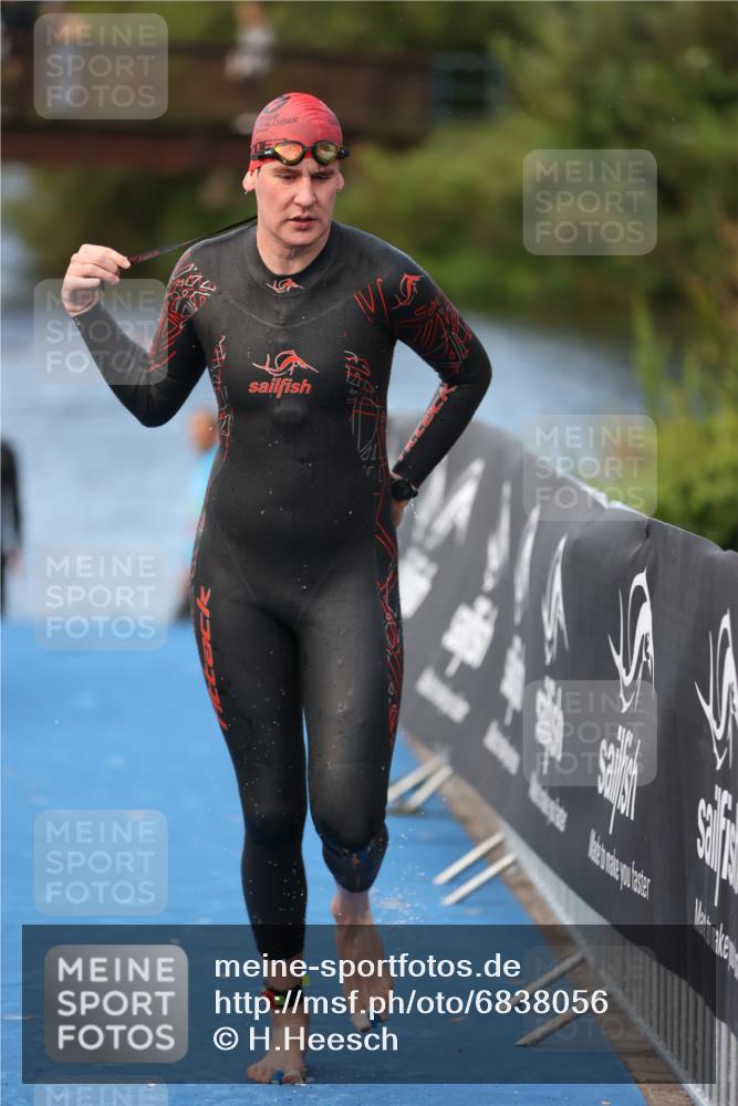 25.08.2024 - Elbe Triathlon Hamburg H.Heesch http://msf.ph/oto/6838056 25.08.2024 08:40:46 Schwimmen 62, 73, 107 meine-sportfotos.de
