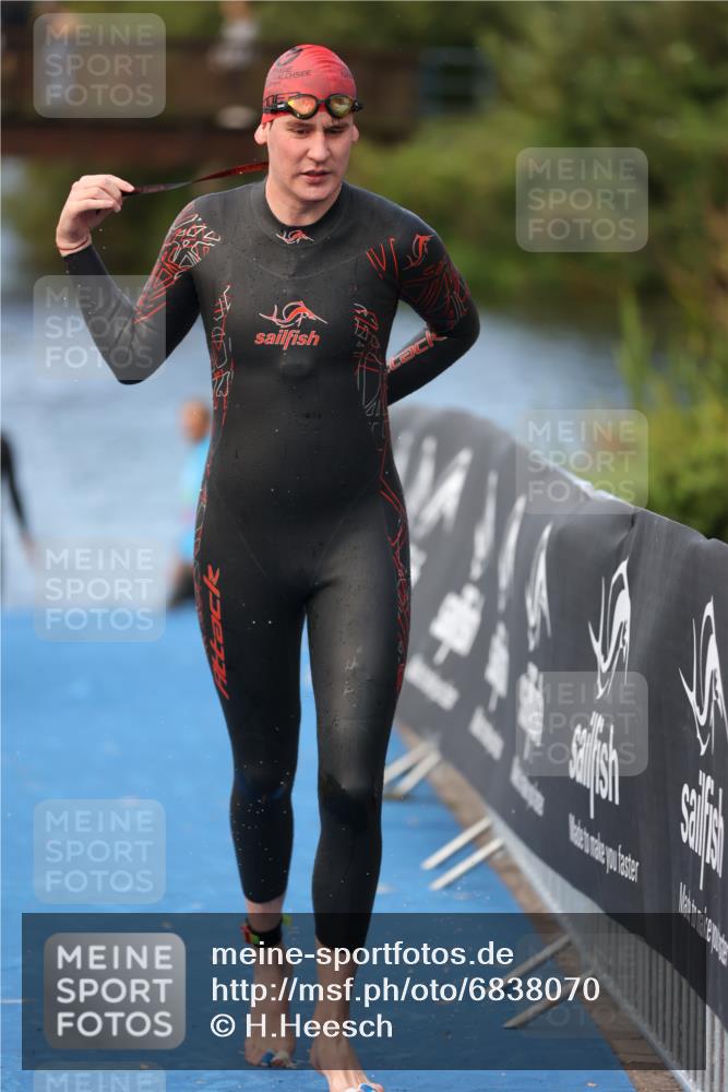 25.08.2024 - Elbe Triathlon Hamburg H.Heesch http://msf.ph/oto/6838070 25.08.2024 08:40:46 Schwimmen 62, 73, 107 meine-sportfotos.de
