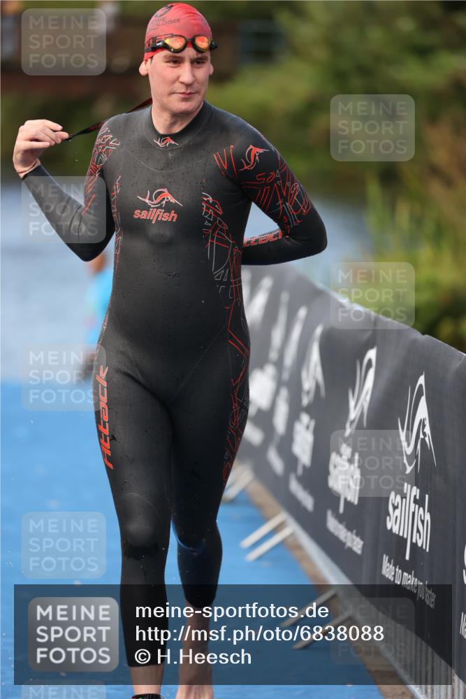 25.08.2024 - Elbe Triathlon Hamburg H.Heesch http://msf.ph/oto/6838088 25.08.2024 08:40:46 Schwimmen 62, 73, 107 meine-sportfotos.de