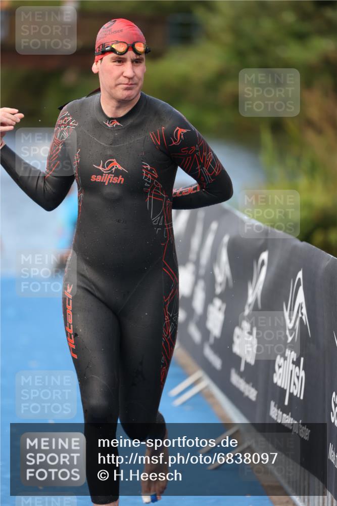 25.08.2024 - Elbe Triathlon Hamburg H.Heesch http://msf.ph/oto/6838097 25.08.2024 08:40:46 Schwimmen 62, 73, 107 meine-sportfotos.de