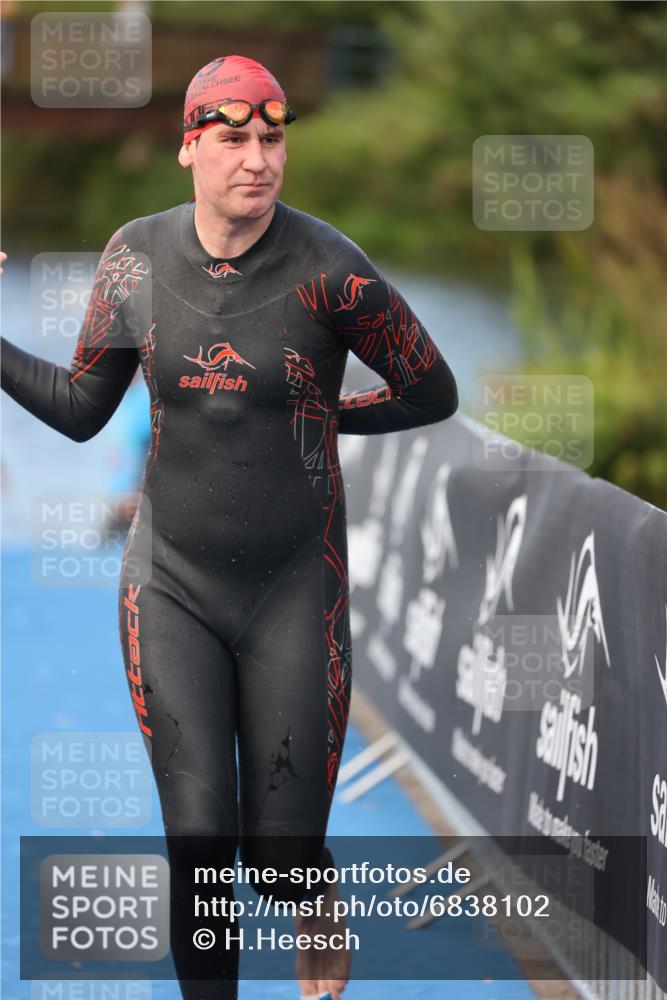 25.08.2024 - Elbe Triathlon Hamburg H.Heesch http://msf.ph/oto/6838102 25.08.2024 08:40:46 Schwimmen 62, 73, 107 meine-sportfotos.de