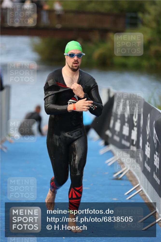 25.08.2024 - Elbe Triathlon Hamburg H.Heesch http://msf.ph/oto/6838505 25.08.2024 08:42:11 Schwimmen 164, 174 meine-sportfotos.de