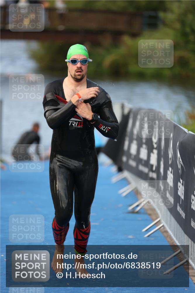 25.08.2024 - Elbe Triathlon Hamburg H.Heesch http://msf.ph/oto/6838519 25.08.2024 08:42:11 Schwimmen 164, 174 meine-sportfotos.de