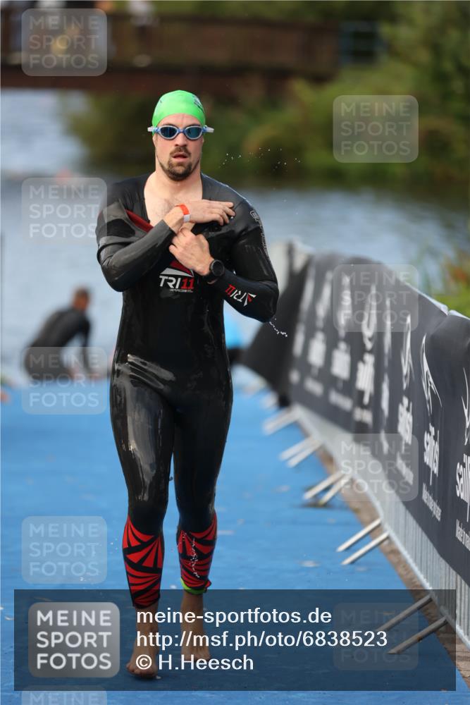 25.08.2024 - Elbe Triathlon Hamburg H.Heesch http://msf.ph/oto/6838523 25.08.2024 08:42:11 Schwimmen 164, 174 meine-sportfotos.de