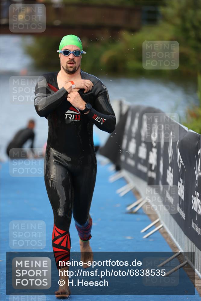 25.08.2024 - Elbe Triathlon Hamburg H.Heesch http://msf.ph/oto/6838535 25.08.2024 08:42:12 Schwimmen 164, 174 meine-sportfotos.de