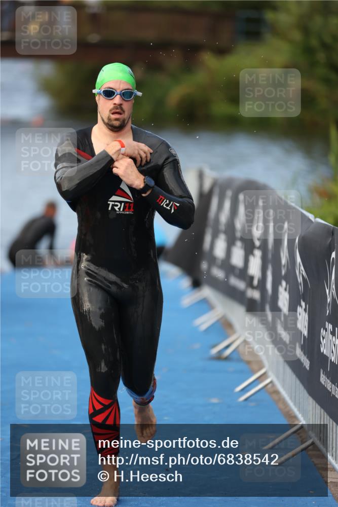 25.08.2024 - Elbe Triathlon Hamburg H.Heesch http://msf.ph/oto/6838542 25.08.2024 08:42:12 Schwimmen 164, 174 meine-sportfotos.de