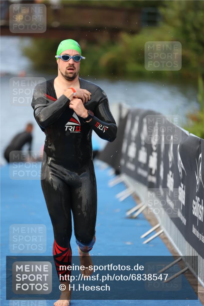 25.08.2024 - Elbe Triathlon Hamburg H.Heesch http://msf.ph/oto/6838547 25.08.2024 08:42:12 Schwimmen 164, 174 meine-sportfotos.de