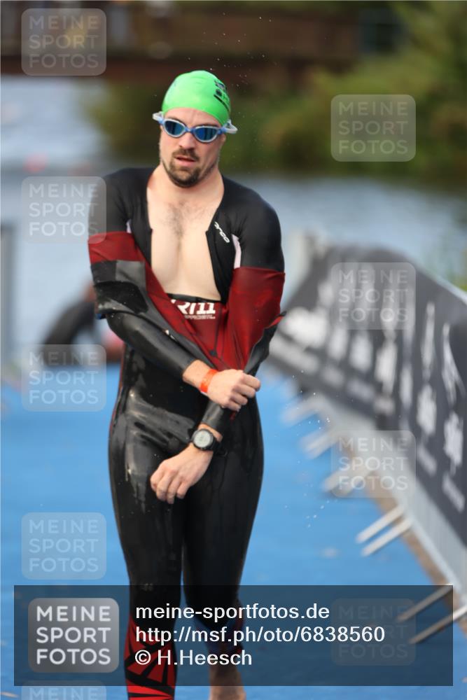 25.08.2024 - Elbe Triathlon Hamburg H.Heesch http://msf.ph/oto/6838560 25.08.2024 08:42:12 Schwimmen 164, 174 meine-sportfotos.de