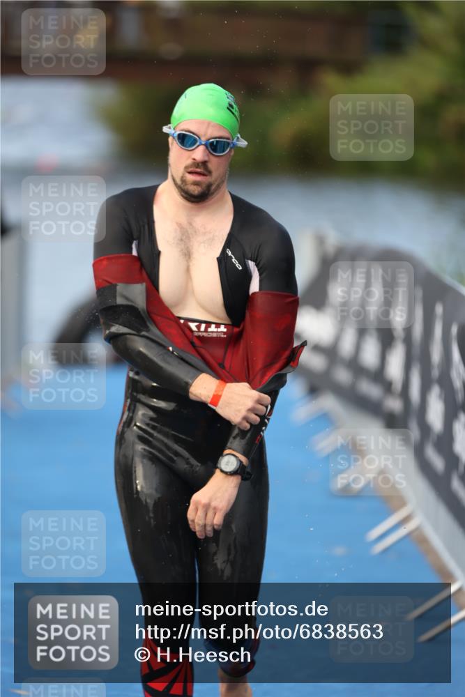 25.08.2024 - Elbe Triathlon Hamburg H.Heesch http://msf.ph/oto/6838563 25.08.2024 08:42:12 Schwimmen 164, 174 meine-sportfotos.de