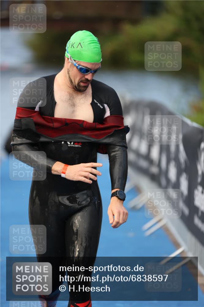 25.08.2024 - Elbe Triathlon Hamburg H.Heesch http://msf.ph/oto/6838597 25.08.2024 08:42:12 Schwimmen 164, 174 meine-sportfotos.de