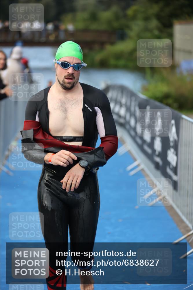 25.08.2024 - Elbe Triathlon Hamburg H.Heesch http://msf.ph/oto/6838627 25.08.2024 08:42:13 Schwimmen 164, 174 meine-sportfotos.de