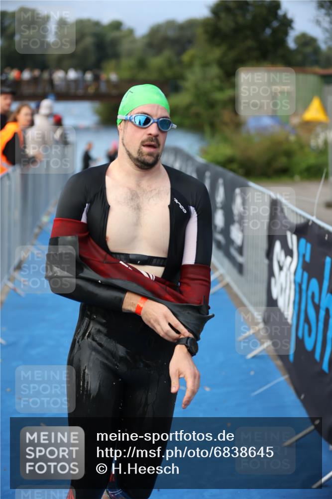 25.08.2024 - Elbe Triathlon Hamburg H.Heesch http://msf.ph/oto/6838645 25.08.2024 08:42:14 Schwimmen 164, 174 meine-sportfotos.de
