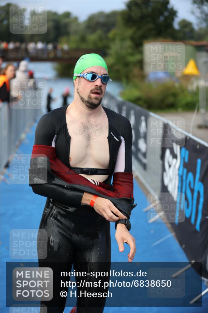 25.08.2024 - Elbe Triathlon Hamburg H.Heesch http://msf.ph/oto/6838650 25.08.2024 08:42:14 Schwimmen 164, 174 meine-sportfotos.de