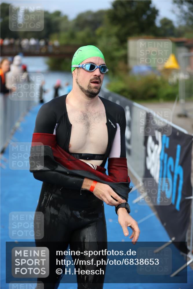 25.08.2024 - Elbe Triathlon Hamburg H.Heesch http://msf.ph/oto/6838653 25.08.2024 08:42:14 Schwimmen 164, 174 meine-sportfotos.de