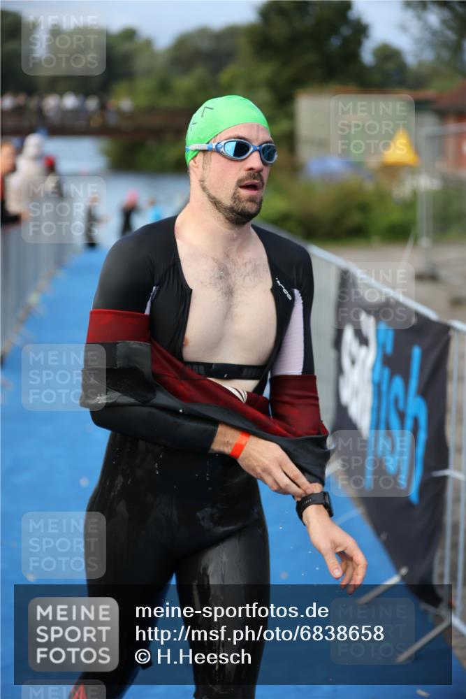 25.08.2024 - Elbe Triathlon Hamburg H.Heesch http://msf.ph/oto/6838658 25.08.2024 08:42:14 Schwimmen 164, 174 meine-sportfotos.de